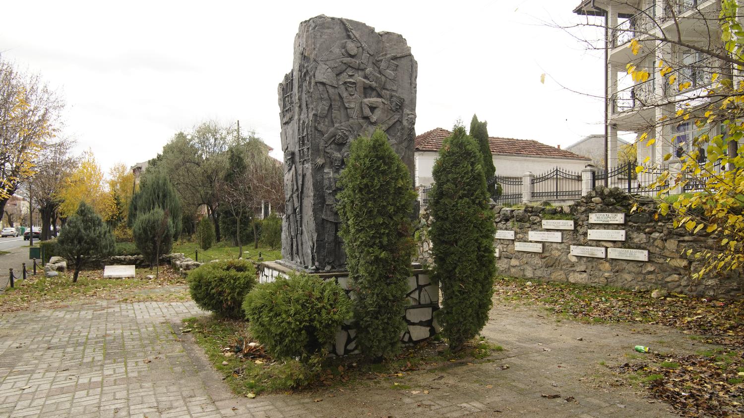 Споменикот кај Црн Мост