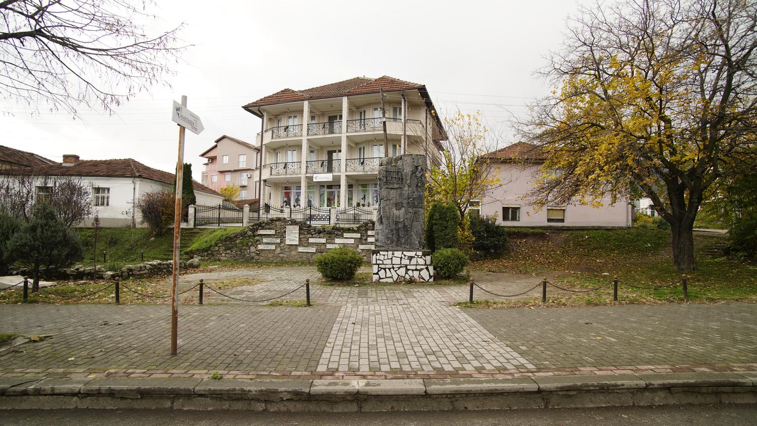 Споменикот кај Црн Мост
